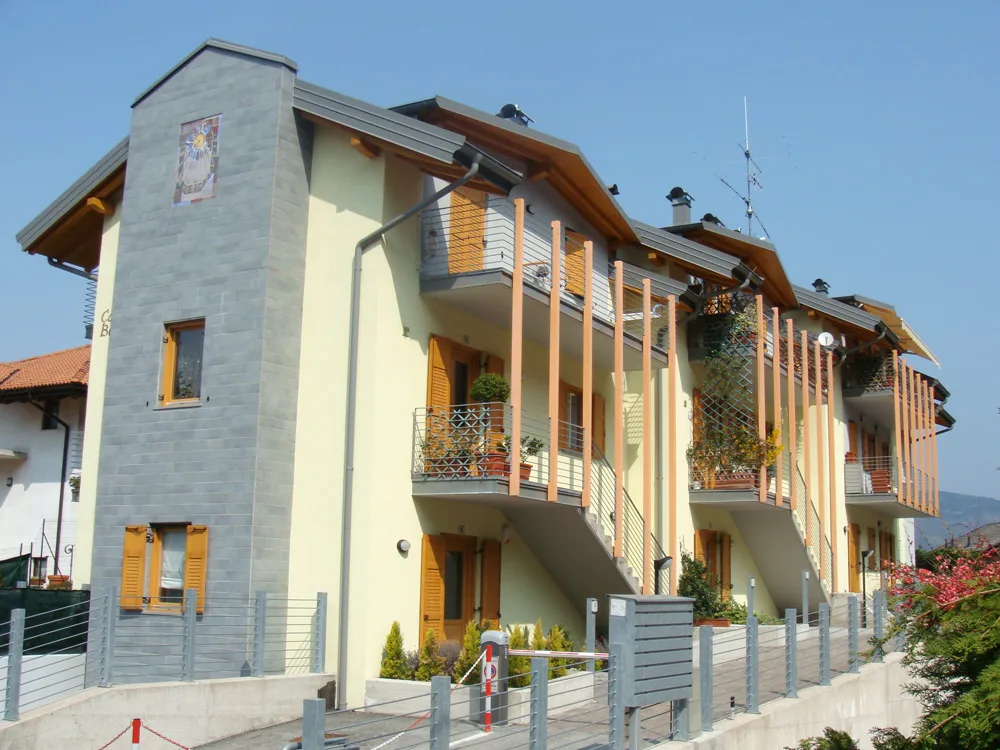 Ca’ del Bepi alla Grotta di Villazzano, casa con torre in pietra e balconi in legno