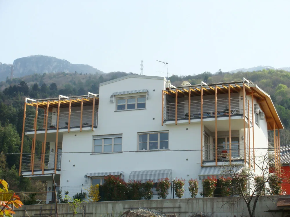 Ca’ della Maria alla Grotta di Villazzano, casa bianca con frangisole in legno