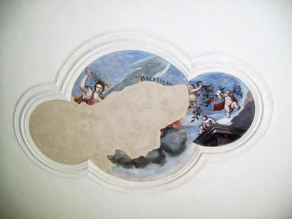 Un medaglione affrescato con angeli e cornice in stucco, a Palazzo Barbi di Cembra