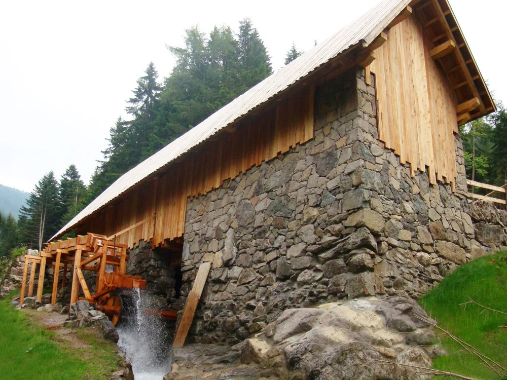 La segheria di Fierozzo in località Valcava, in pietra e larice con la ruota ad acqua